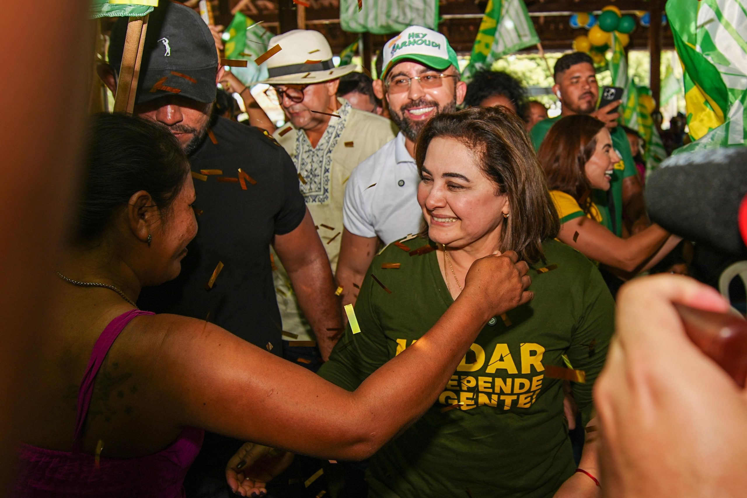 Tropa da Professora’: Maria do Carmo e comitiva arrastam multidão em Itacoatiara