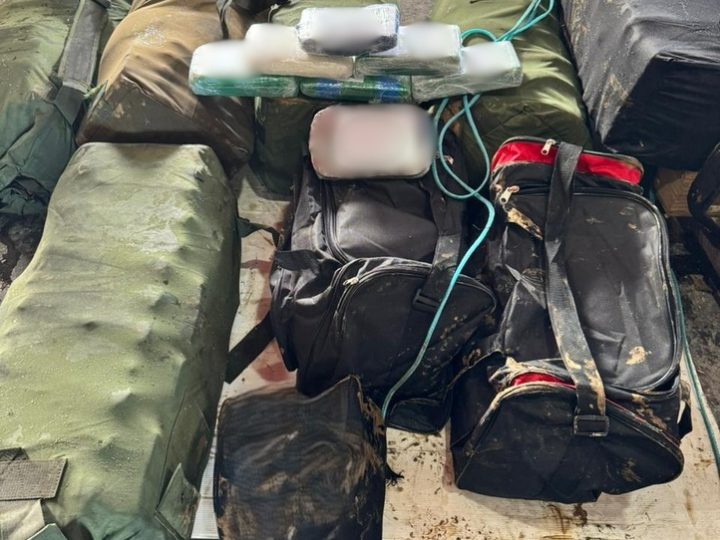 PF apreende quase 300 kg de drogas em embarcação no Amazonas