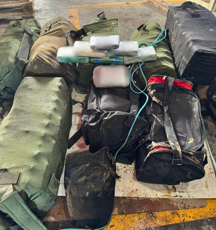 PF apreende quase 300 kg de drogas em embarcação no Amazonas