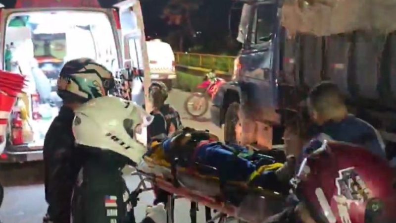 Motociclista e passageira ficam feridos após colisão com caçamba na zona norte de Manaus