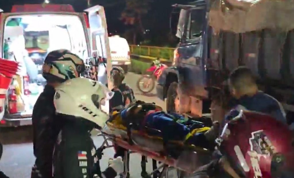 Motociclista e passageira ficam feridos após colisão com caçamba na zona norte de Manaus