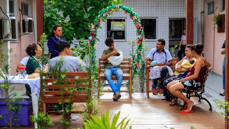 Na maternidade Azilda Marreiro, banho de sol de bebês também é momento de acolhimento às mães, no pós-parto