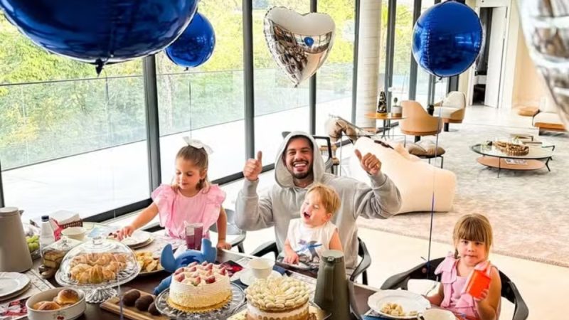 Zé Felipe faz 28 anos e celebra ao lado dos filhos