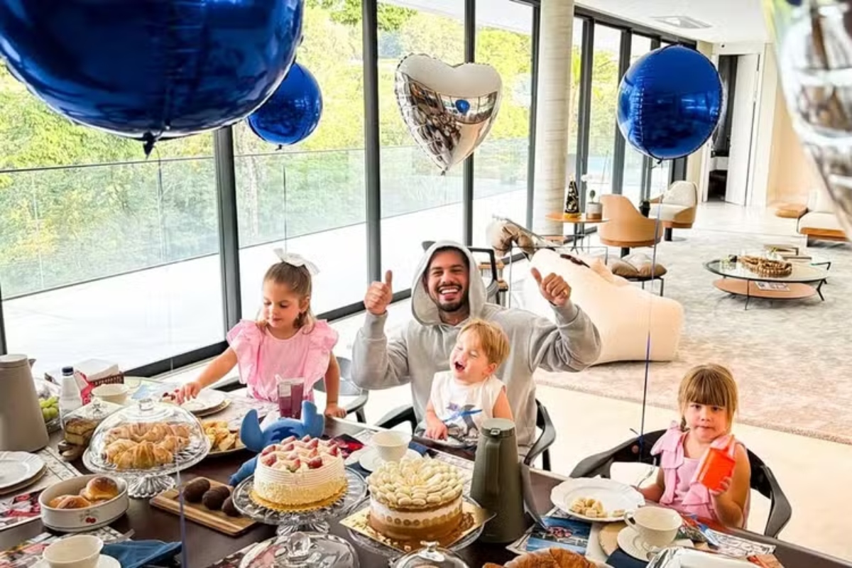 Zé Felipe faz 28 anos e celebra ao lado dos filhos