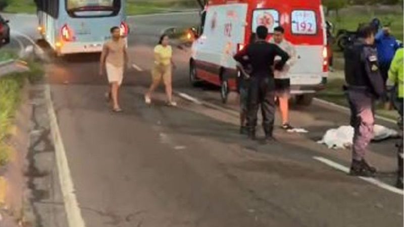 Motociclista morre ao cruzar avenidas e colidir com ônibus de passageiros
