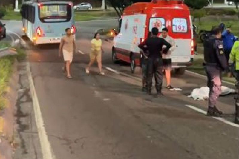 Motociclista morre ao cruzar avenidas e colidir com ônibus de passageiros