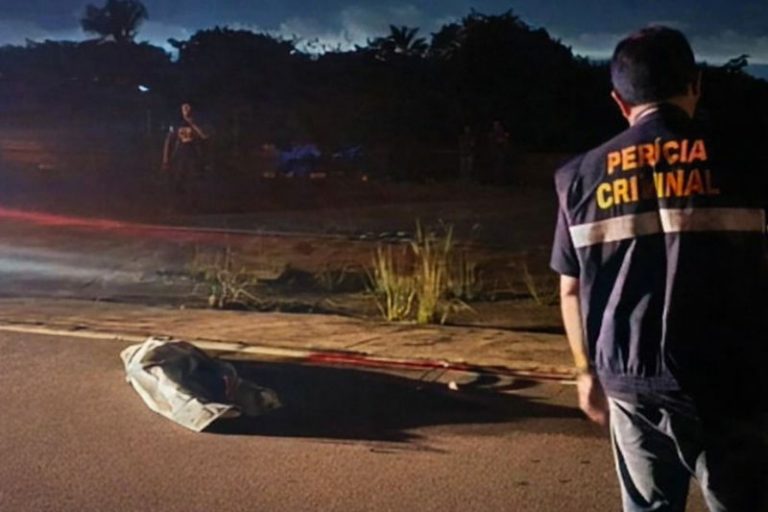 Mãe e filha morrem atropeladas ao atravessarem trecho de rodovia no AM