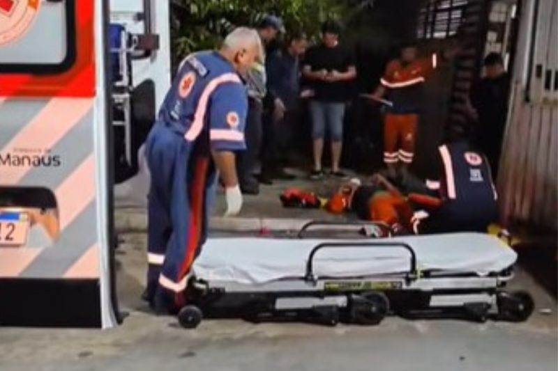 Trabalhador de coleta de lixo tem perna prensada pelo próprio veículo coletor