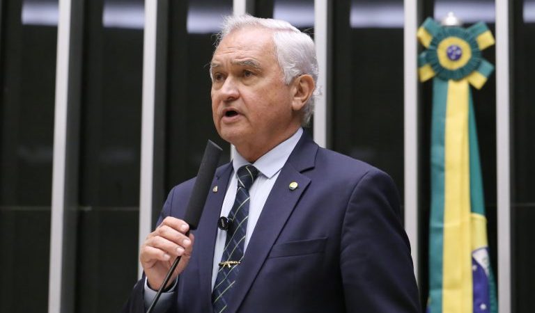 Comissão aprova novas regras para naturalização de imigrantes no Brasil