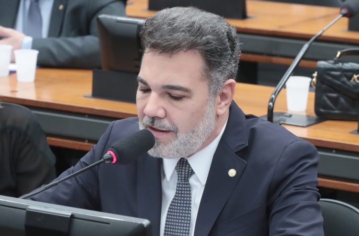 Comissão aprova punição para uso de IA em violência contra a mulher