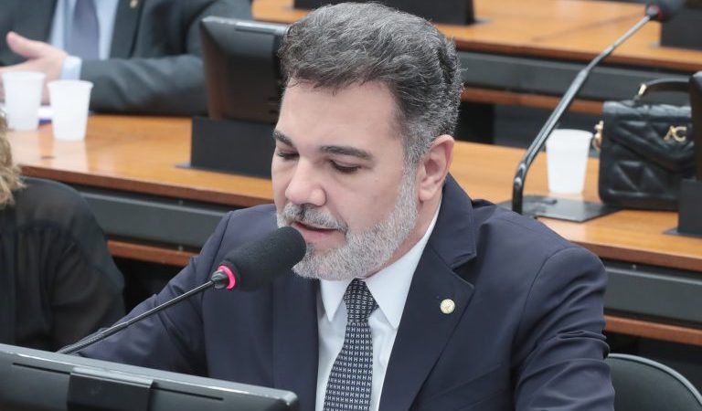 Comissão aprova punição para uso de IA em violência contra a mulher