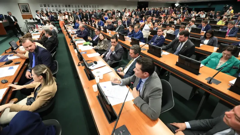 CCJ da Câmara retoma análise do fim da escala 6×1 nesta quarta