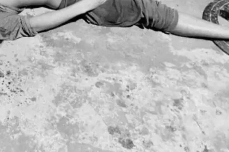 Moradores ouvem barulho de tiros à noite e encontram jovem morto pela manhã