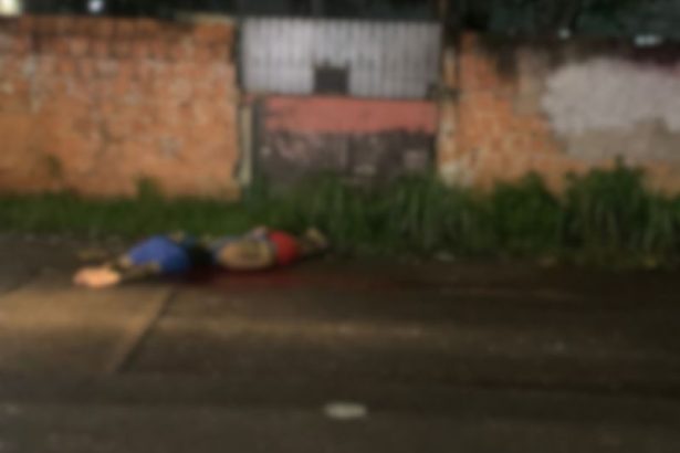 Dois jovens, de 20 e 24 anos, são mortos a tiros e corpos deixados na rua