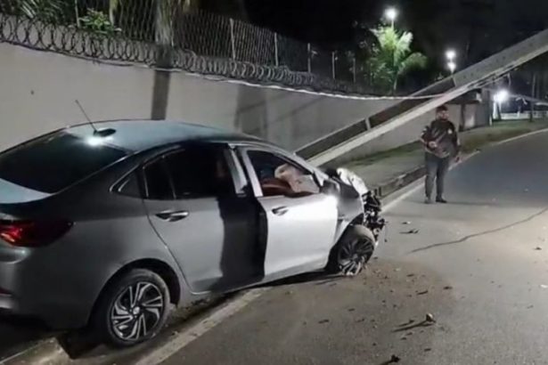Motorista perde controle, atinge poste e deixa trecho interditado em Manaus