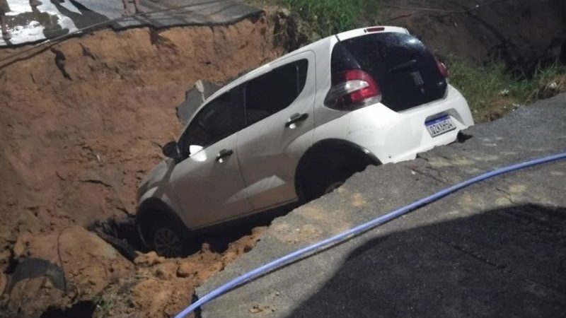 Motorista de aplicativo fica ferida ao cair em cratera no meio da rua em Manaus