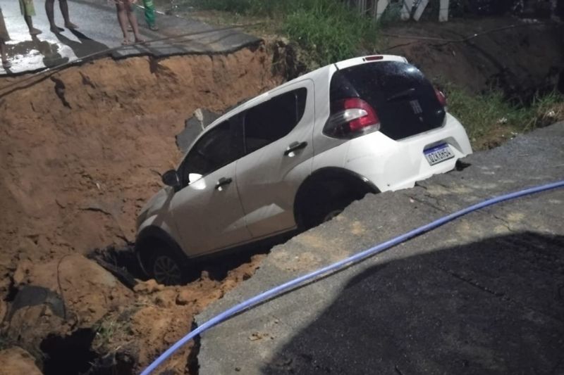 Motorista de aplicativo fica ferida ao cair em cratera no meio da rua em Manaus