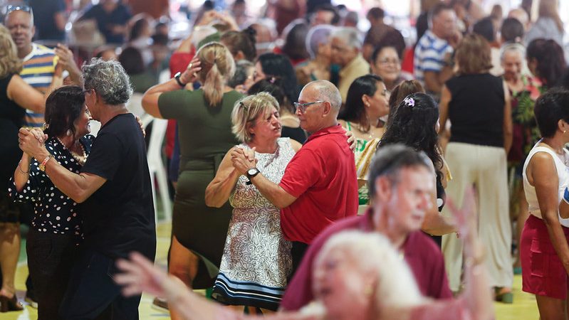 Prefeitura de Manaus reúne mais de 1,5 mil pessoas idosas no ‘Bolerão no Parque – Especial Dia das Mães’