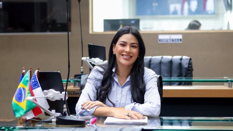 Aleam aprova projeto de Mayra Dias que proíbe homenagens a condenados por crimes graves