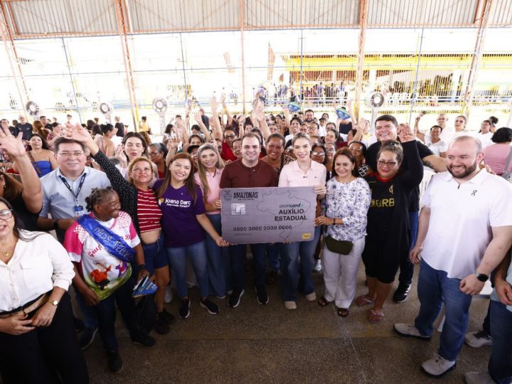 Na véspera do Dia das Mães, governador Roberto Cidade entrega 983 cartões do Auxílio Estadual para mulheres da capital