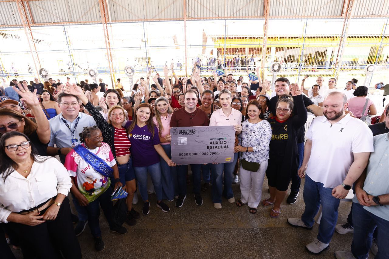 Na véspera do Dia das Mães, governador Roberto Cidade entrega 983 cartões do Auxílio Estadual para mulheres da capital