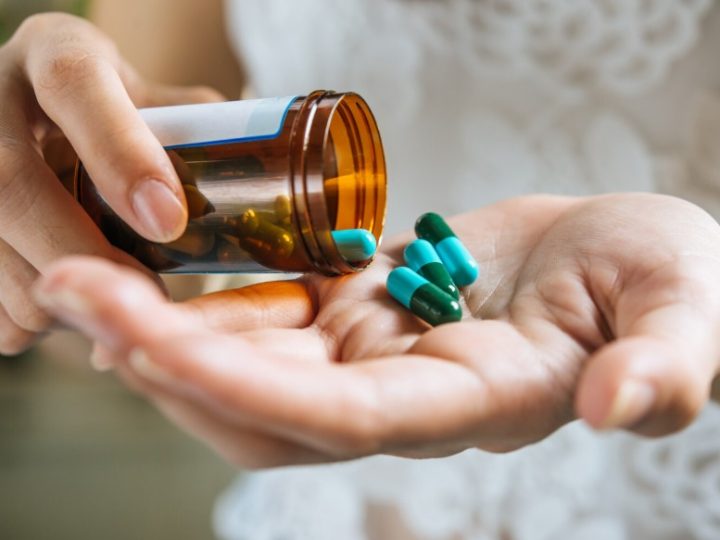 Automedicação pode mascarar doenças graves; saiba diferenciar sintomas e alertas