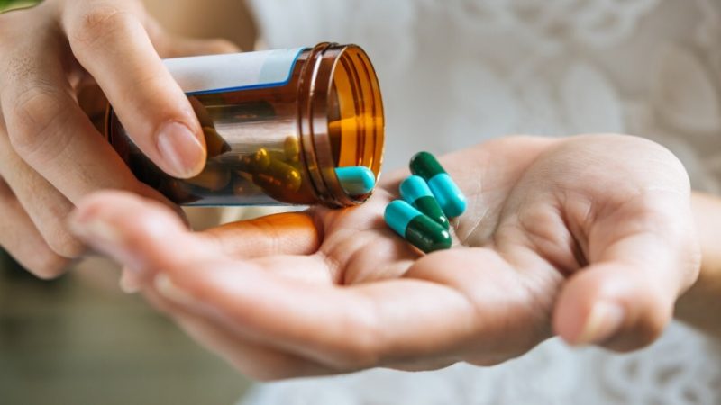 Automedicação pode mascarar doenças graves; saiba diferenciar sintomas e alertas