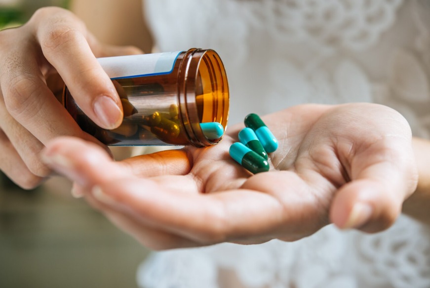 Automedicação pode mascarar doenças graves; saiba diferenciar sintomas e alertas