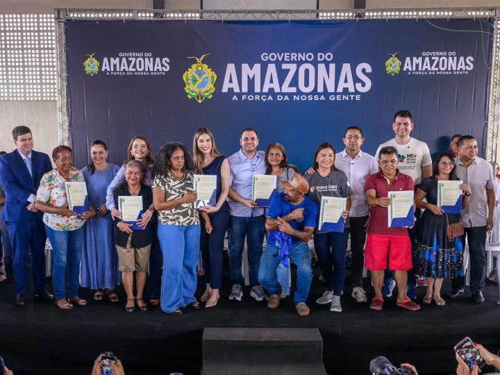 Governador Roberto Cidade entrega mais de 400 títulos definitivos para moradores da zona norte de Manaus