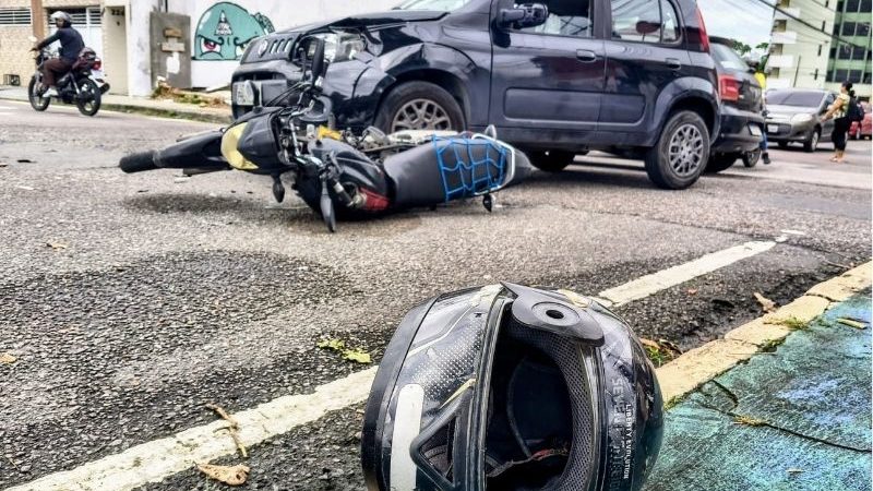 Motociclista tem fratura exposta após grave colisão na Zona Sul de Manaus