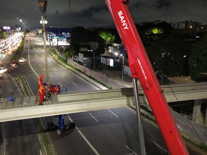 Prefeitura de Manaus avança com obras de implantação de vigas pré-moldadas para a nova passarela da avenida Torquato Tapajós