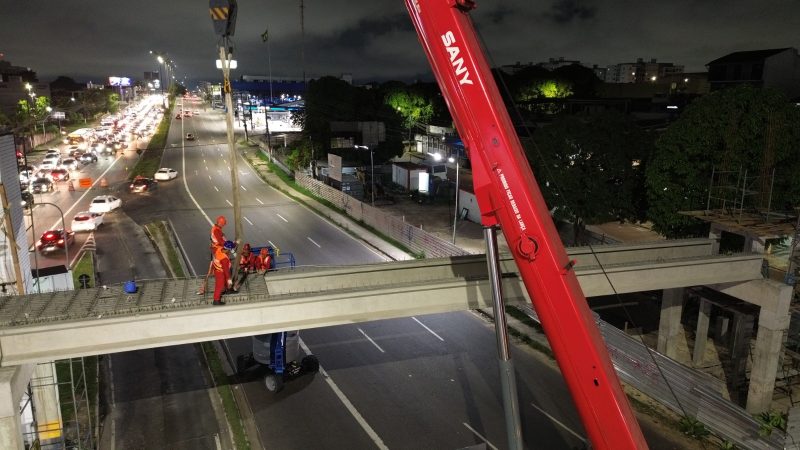 Prefeitura de Manaus avança com obras de implantação de vigas pré-moldadas para a nova passarela da avenida Torquato Tapajós