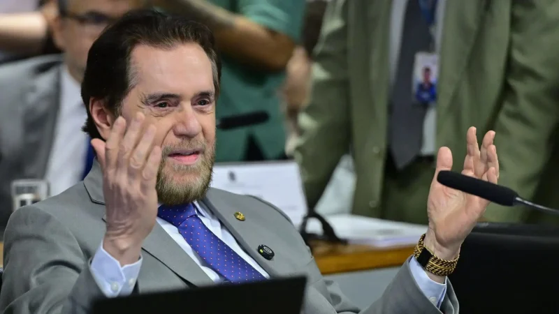 Plínio Valério declara apoio a Flávio Bolsonaro diante de possível candidatura de Aécio Neves