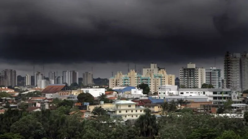 Manaus amanhece sob chuva intensa com 9 ocorrências registradas