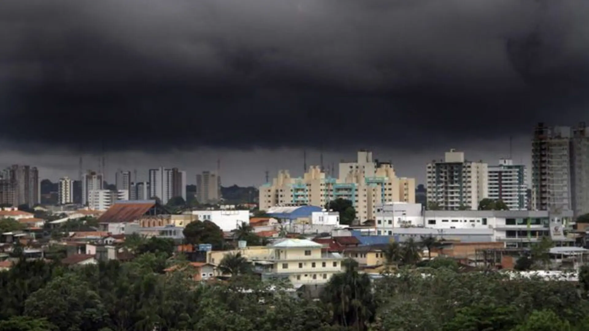 Manaus amanhece sob chuva intensa com 9 ocorrências registradas