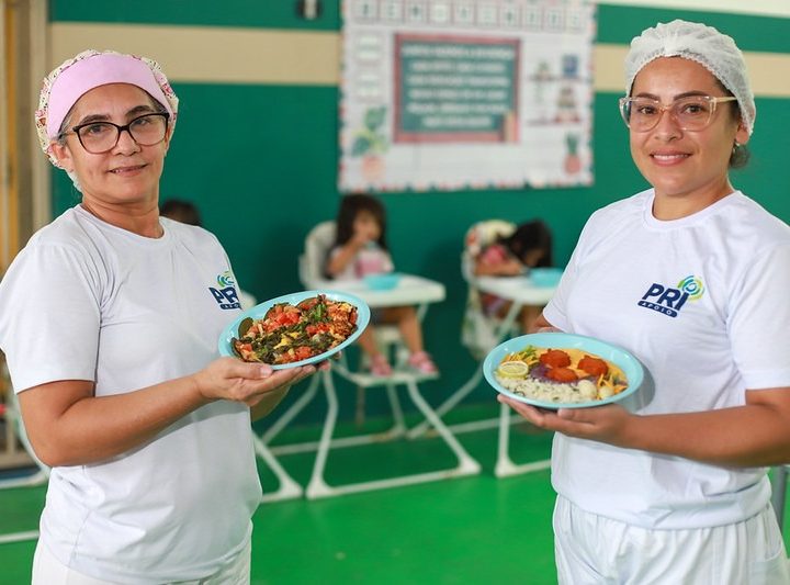 Merendeiras da Prefeitura de Manaus celebram papel no aprendizado e disputam prêmio nacional de alimentação escolar