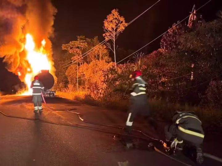 Caminhão-tanque com 50 mil litros de combustível explode na BR-174