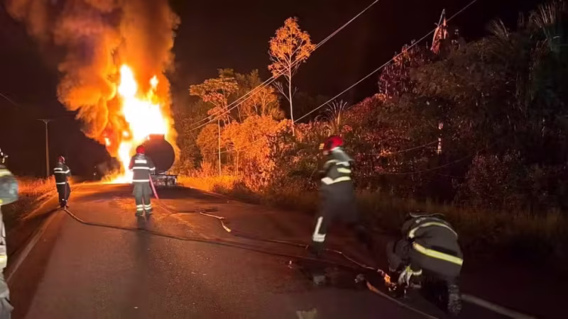 Caminhão-tanque com 50 mil litros de combustível explode na BR-174