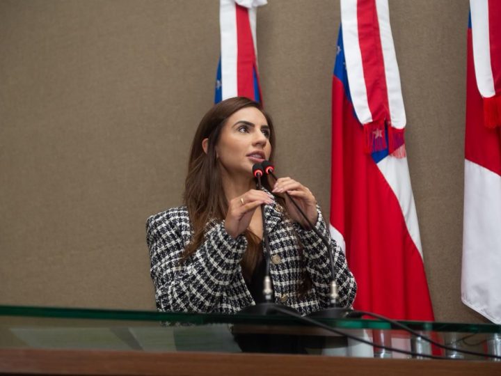 Deputada Débora Menezes cobra rigor contra crimes infantis e faz críticas à esquerda durante discurso na ALEAM