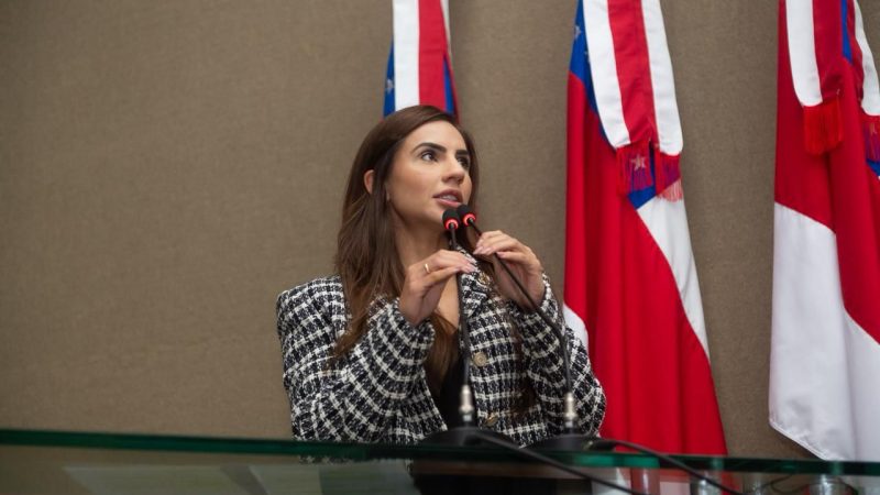 Deputada Débora Menezes cobra rigor contra crimes infantis e faz críticas à esquerda durante discurso na ALEAM