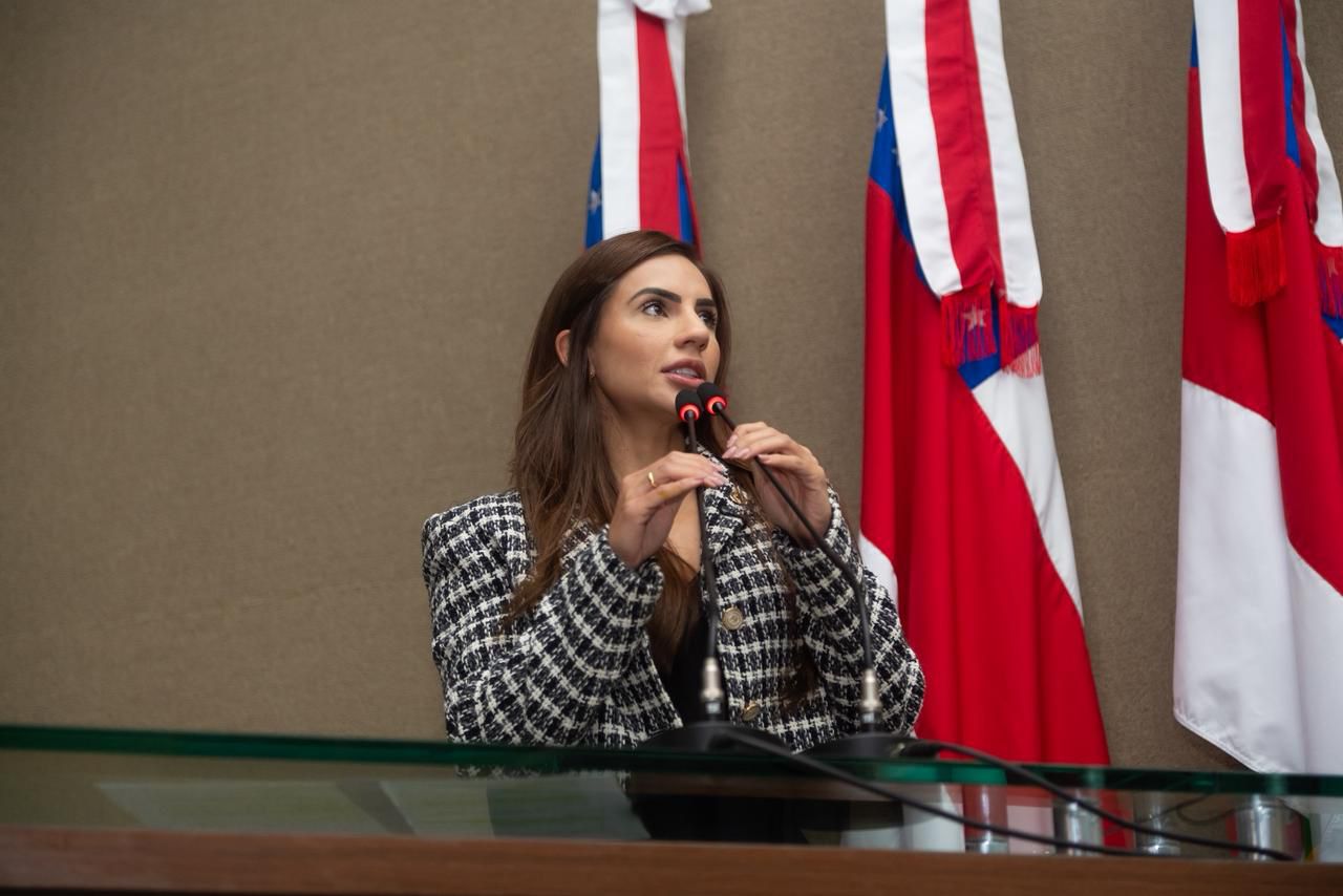 Deputada Débora Menezes cobra rigor contra crimes infantis e faz críticas à esquerda durante discurso na ALEAM