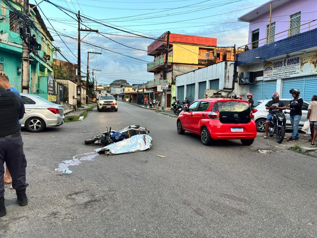 Motociclista tem crânio afundado após colisão contra micro-ônibus em Manaus