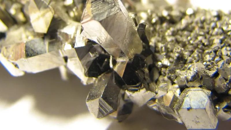 Brasil tem “vazio estratégico” em minerais críticos, diz especialista