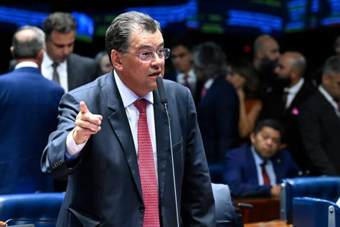 Eduardo Braga reage a vídeo com ataques à Zona Franca e defende trabalhadores do Amazonas