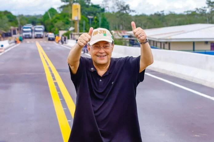 Eduardo Braga comemora liberação do Ipaam para canteiro de obra da ponte do Igapó-Açu na BR-319