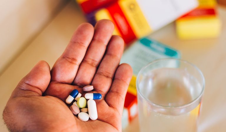 Comissão debate acesso a medicamentos estratégicos no SUS e preços de mercado