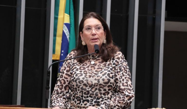 Câmara aprova aposentadoria compulsória aos 75 anos para empregados públicos