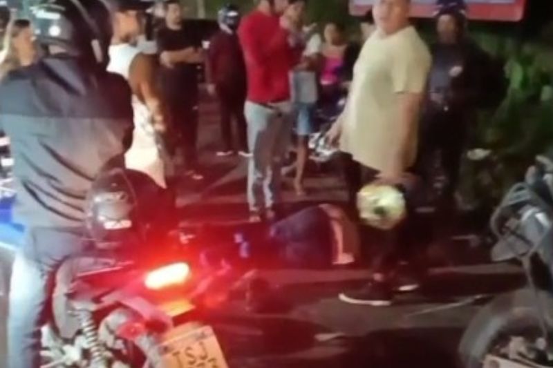 Motociclista é atingido por picape e arremessado contra muro em Manaus