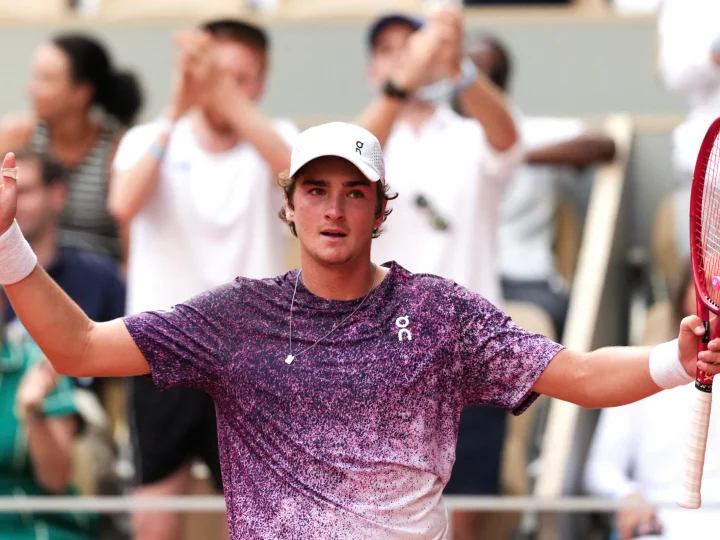 João Fonseca elimina Djokovic em Roland Garros e vai às oitavas