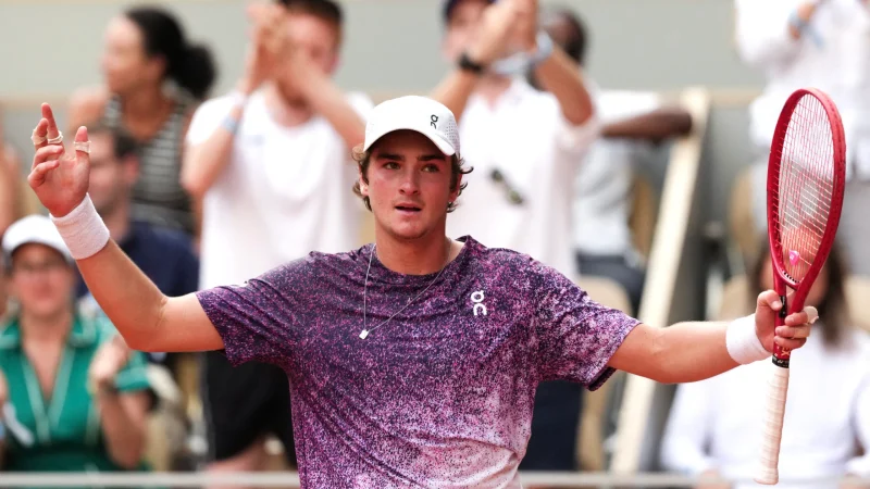 João Fonseca elimina Djokovic em Roland Garros e vai às oitavas